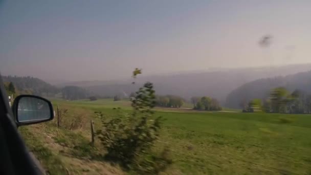 Švýcarské přírodní krajiny při jízdě. — Stock video