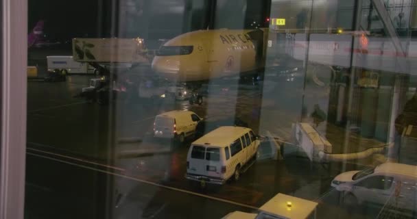 Apron gebied op Trudeau Airport 's nachts. — Stockvideo