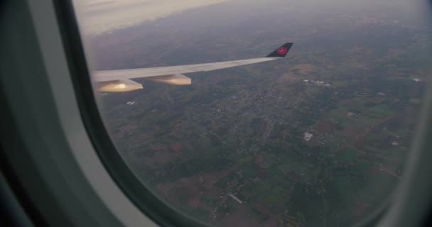 Blick aus dem Flugzeugfenster während eines Fluges. — Stockvideo