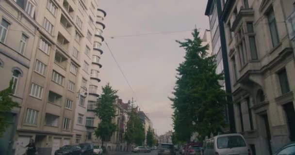Blick auf Brüsseler Straßen während der Fahrt — Stockvideo