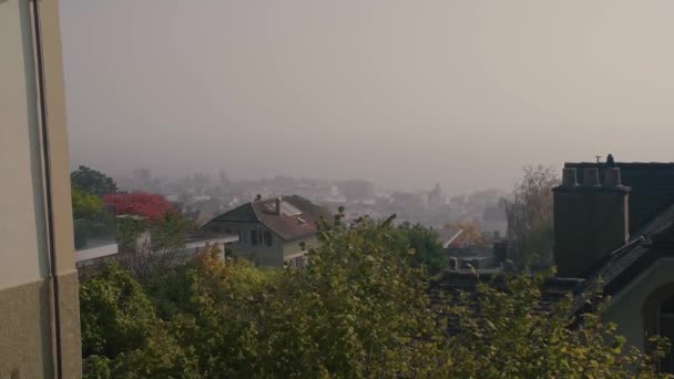 Blick auf die Stadt Neuchatel bei nebligem Wetter. — Stockvideo