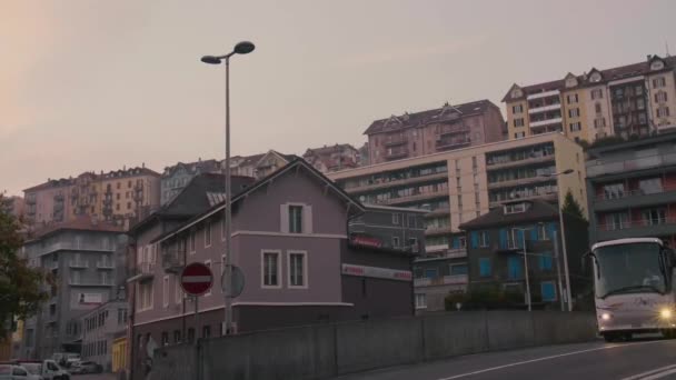 Schweizer Stadtbild in der Dämmerung fotografiert. — Stockvideo