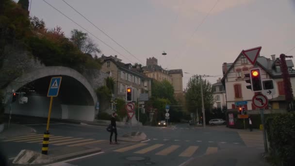 Eine Kreuzung in der Schweizer Stadtstrasse. — Stockvideo