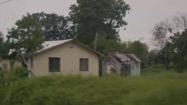 Arabalar adadan geçen kulübe ve ev