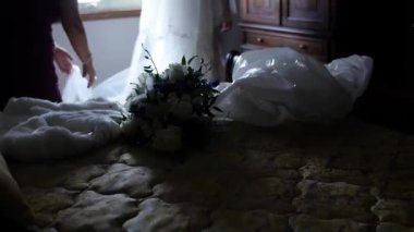 Gelin hazırlanırken, buket yatakta.