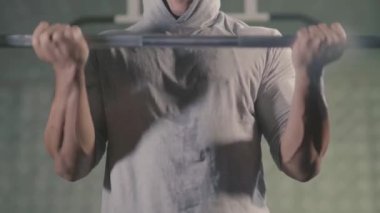 Erkek elleri spor salonunda ağırlık kaldırıyor.