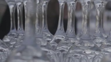 Bardaklar masanın üstünde baş aşağı duruyor. 