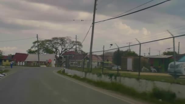 Estrada vazia de aldeia com carros estacionados — Vídeo de Stock