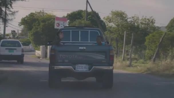 Chłopcy machający w samochodzie w wiosce — Wideo stockowe
