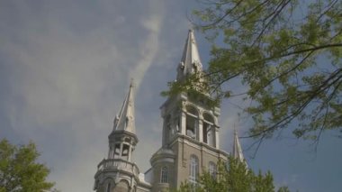 Eski kilise kulesinin dışı.