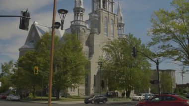 Kilisenin önünde duran bir grup insan. 