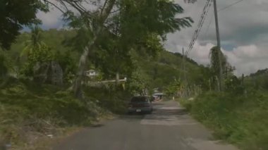 Köy caddesinde giden araba takip ediyor.