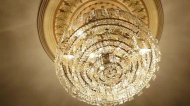 Tavanda asılı duran aydınlık avize.