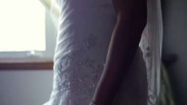 Gelinlik giymiş güzel gelin ayakta duruyor