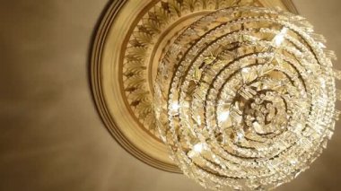 Parlayan ışıkla tavanda avize