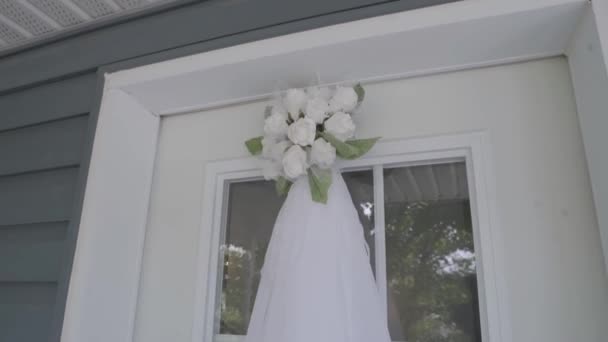 ผ้าคลุมด้วยดอกกุหลาบสีขาวนอกหน้าต่าง — วีดีโอสต็อก