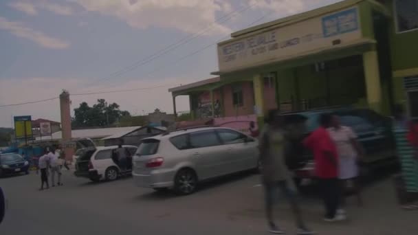 Auto beweegt op straat passeren dorpsmarkt — Stockvideo