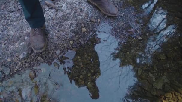 Человек смотрит на отражение себя в воде — стоковое видео