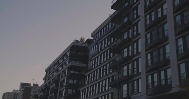 Moderno edificio urbano facciata residenziale — Video Stock
