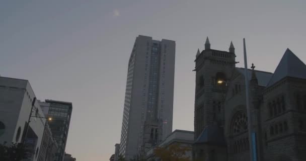 Rijden in het centrum op Sherbrooke Street. — Stockvideo