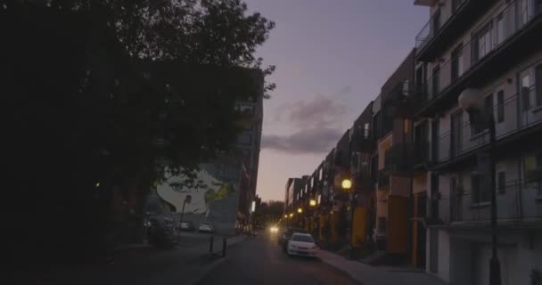 In der Abenddämmerung auf der Straße St Dominique fahren. — Stockvideo