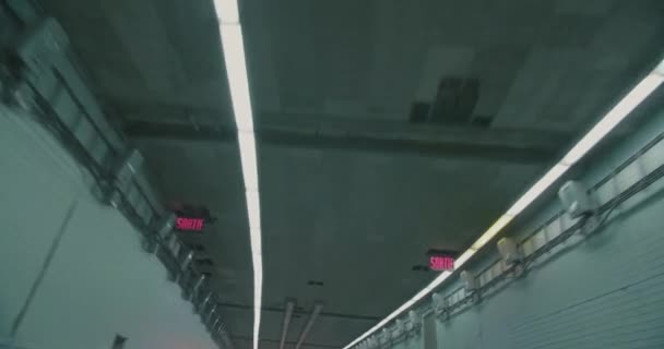 Mengemudi di terowongan, Jalan raya Quebec 720. — Stok Video