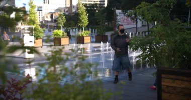 Maskeli bir çift tartışıyor.