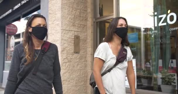Donne con maschera camminare all'aperto con zaino — Video Stock