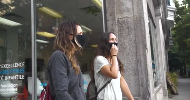 戴口罩在户外行走和说话的妇女 — 图库视频影像