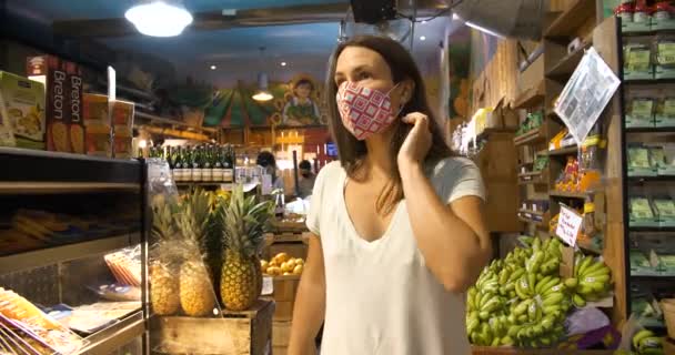 Žena s maskou nakupování v obchodě — Stock video
