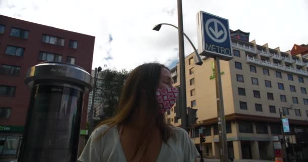 Femme effrayée portant un masque en dehors de la station — Video