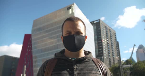 Junge männliche Touristin entfernt Gesichtsmaske — Stockvideo