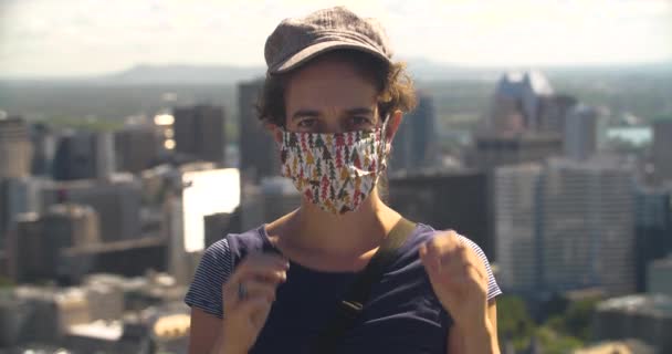 Mi-adulte femme enlever masque avec paysage urbain — Video