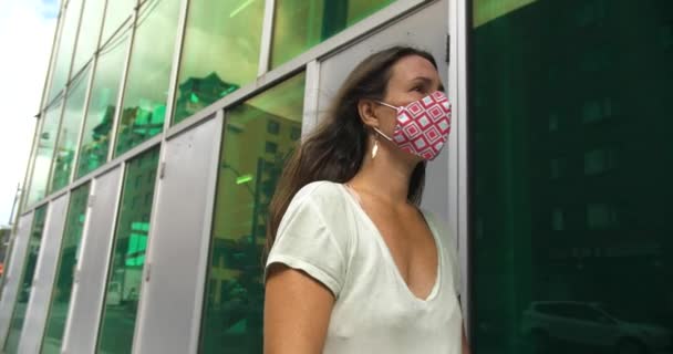 Yalnız genç bir kadın maske takıyor — Stok video