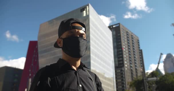 Man turist med mössa avlägsnande ansiktsmask — Stockvideo