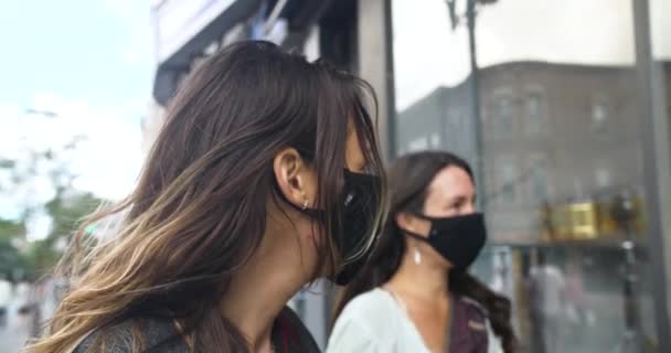 Kvinnliga vänner flyttar in staden bär mask — Stockvideo