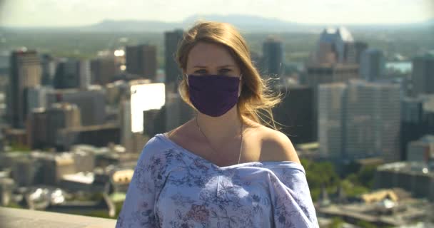若い健康な女性の肖像マスクを削除 — ストック動画