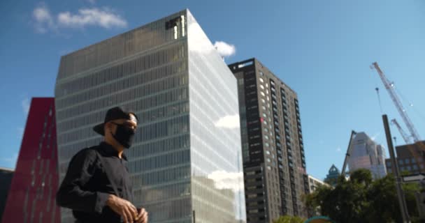 Мужчина-турист в маске переехал в центр города — стоковое видео