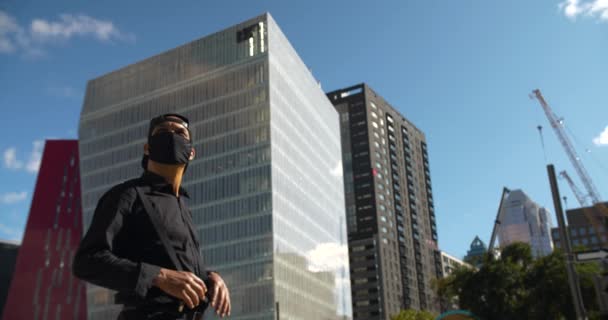 Touriste masculin avec masque se déplaçant au centre-ville — Video