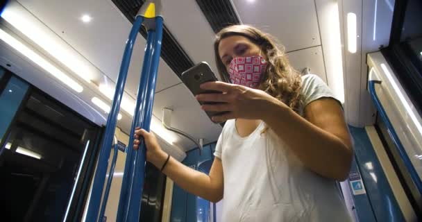 Kobieta w masce w metrze za pomocą smartfona — Wideo stockowe