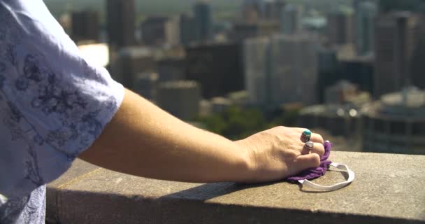 Máscara feminina segurando a mão em pé no terraço — Vídeo de Stock