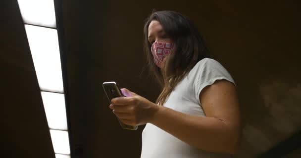 Vrouw met masker op metro metro met behulp van telefoon — Stockvideo