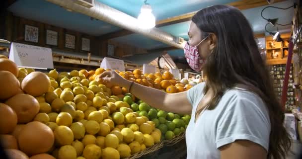 Jovem mulher usando máscara comprando supermercado — Vídeo de Stock