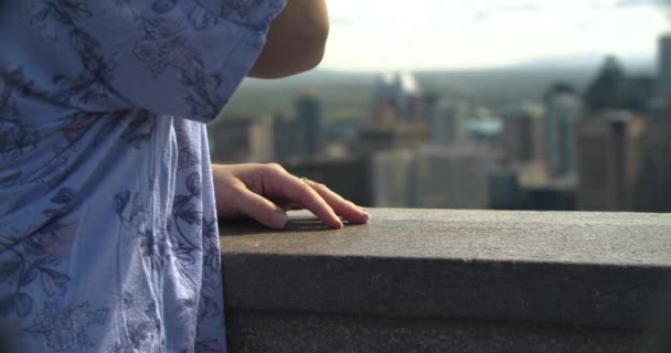 Femme mains décoller masque regardant la ville — Video