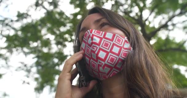 Nő visel maszk beszél okostelefon — Stock videók