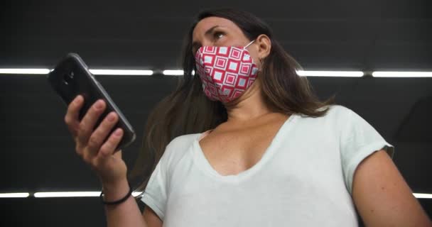 Mulher no metro usando máscara usando smartphone — Vídeo de Stock