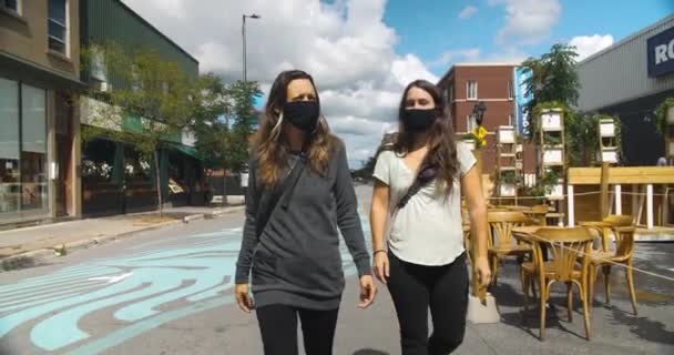 带着面具在城市里游荡的女性朋友 — 图库视频影像