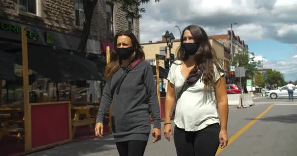 Kvinnliga promenader i staden med mask och ryggsäck — Stockvideo