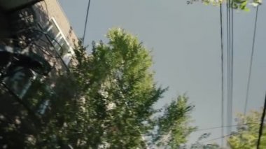 Sokak aralığının alçak açılı görüntüsü.