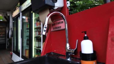 Dükkanda el yıkama leğeni ve sabun makinesi var.
